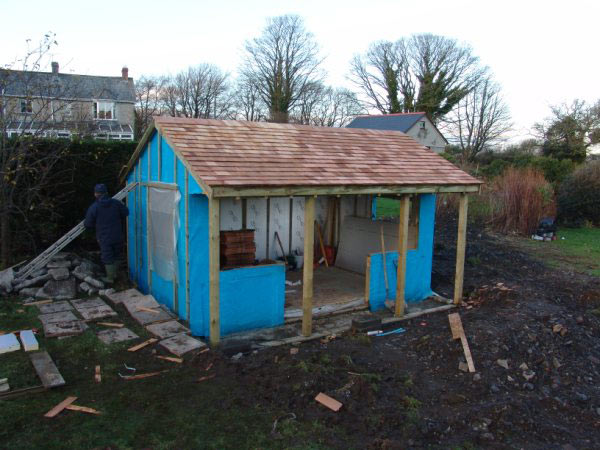 Garden room frame in blue membrane with the roof being shingled